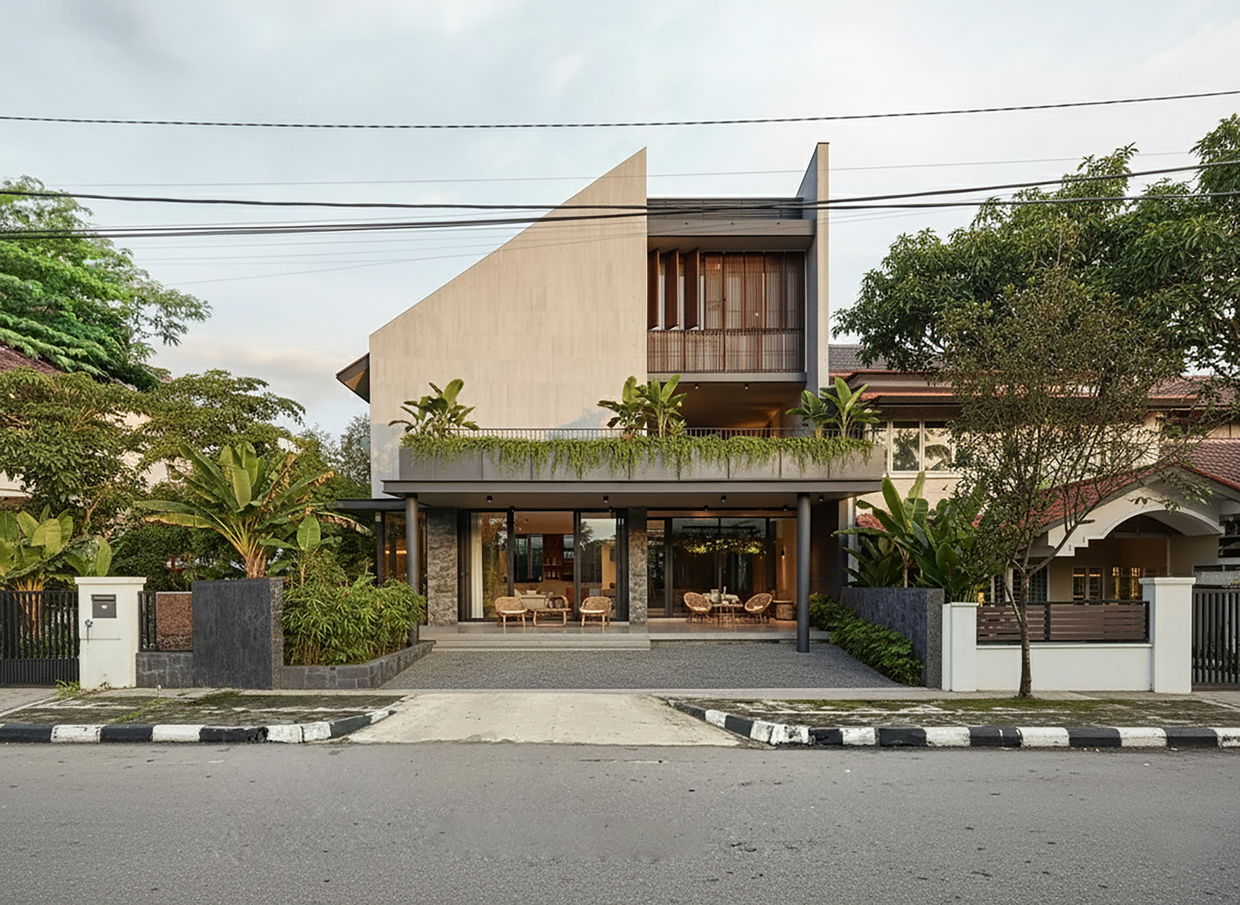 Desain rumah modern tropis khas Jogja oleh kontraktor desain dan bangun profesional